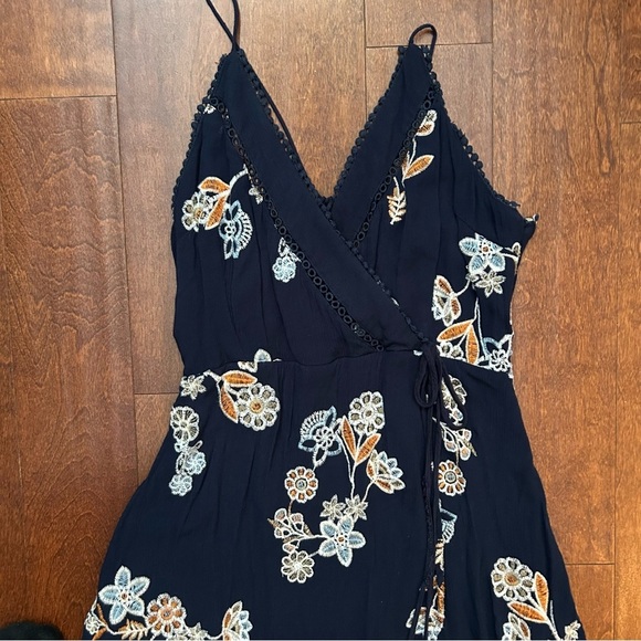 J.O.A. Women’s Hi-Lo Midi Navy Crinkled Floral Embroidered Wrap Dress, Size Lg - Picture 4 of 16